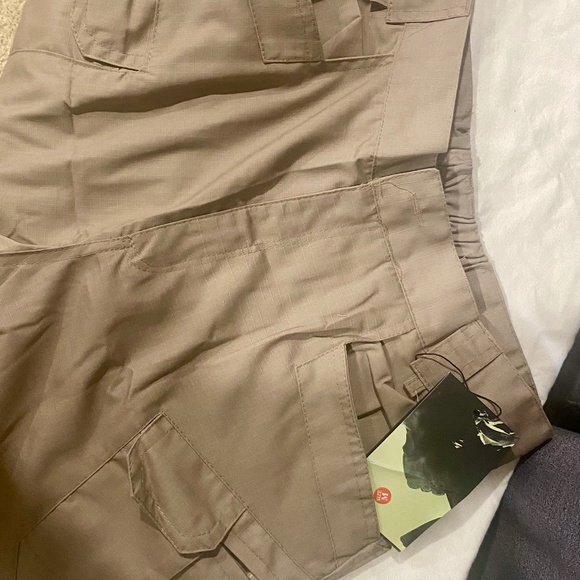 NWT Men's Fishing Shorts Size Medium - Picture 3 of 3
